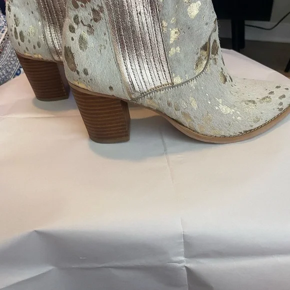 Stylish Women's Gold and Cream Ankle Boots - Picture 1 of 6